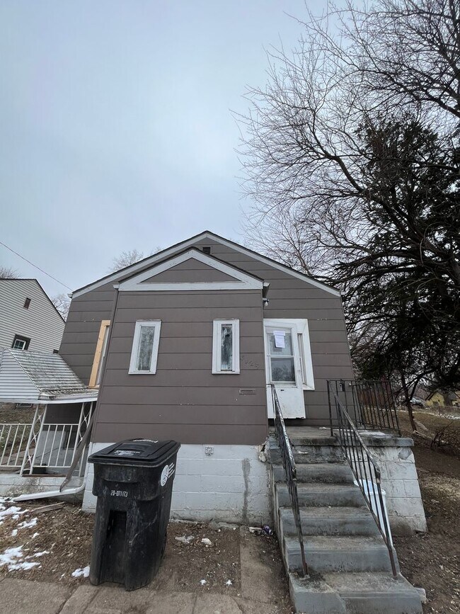 Building Photo - Cute 2 Bedroom Cottage!