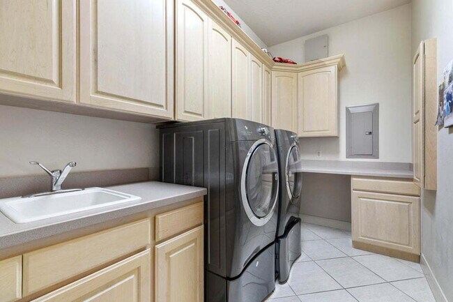 Building Photo - Spacious 5 bed 3 bath with large back yard.