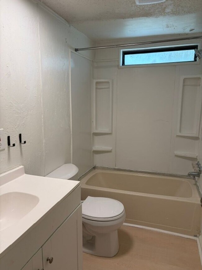 Building Photo - 3 Bedroom Home Available Now!