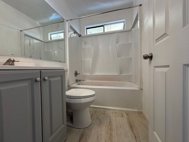 Building Photo - Cozy 2-Bedroom Unit with Fireplace and Utilities Included in Lancaster!