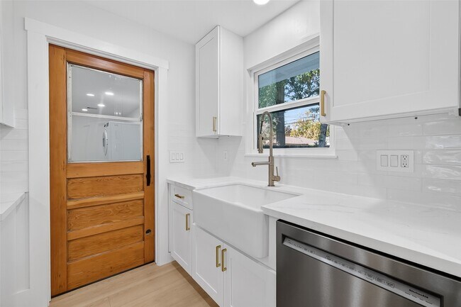 Building Photo - 9770 Cedardale Dr