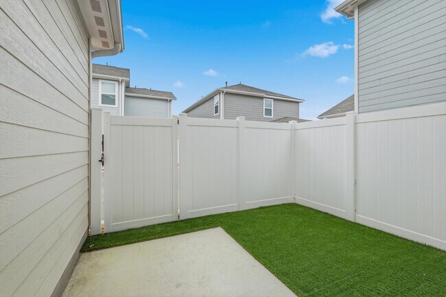 Building Photo - Clean & Modern Townhome with No Carpet and Lawn Service Included