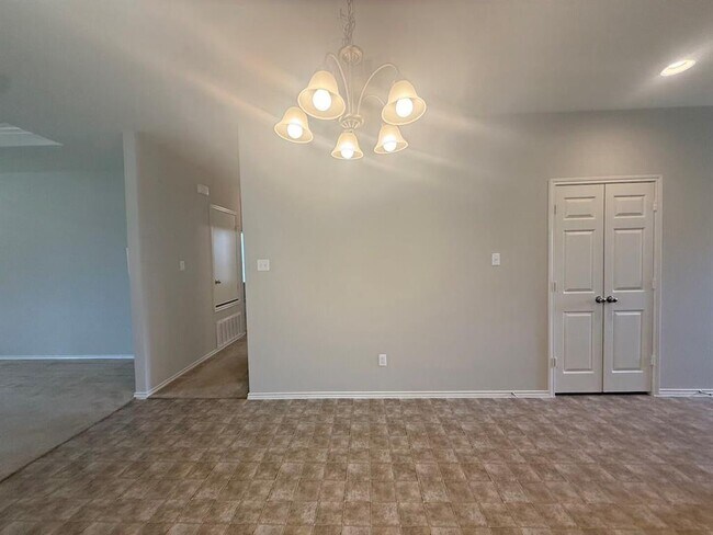Building Photo - 352 Martha Dr