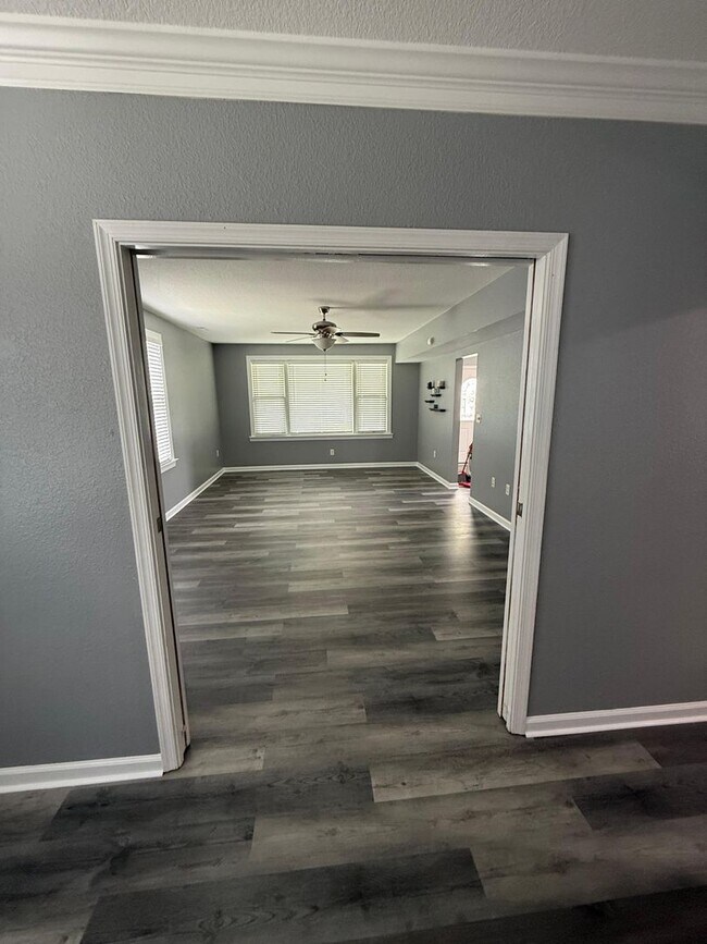 Building Photo - 4 bedroom 3 baths single family house clos...