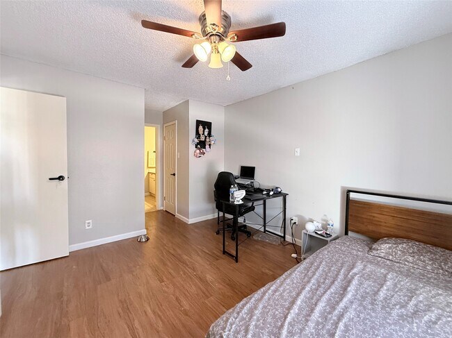 Building Photo - 10110 Forum W Dr