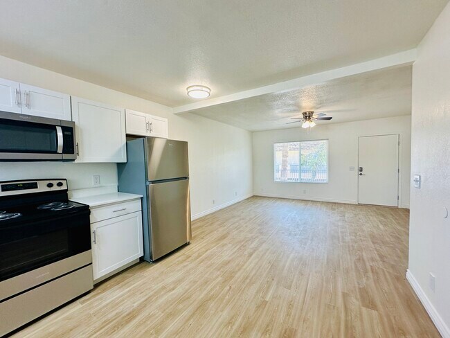 Building Photo - 4424 Bellevue Newly Renovated Apartments with All Appliances Included!