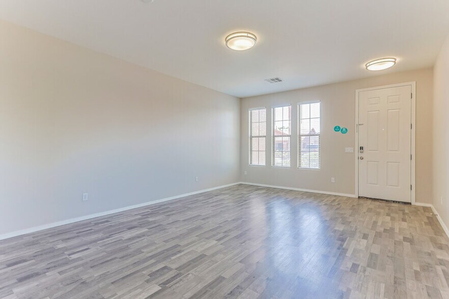 Building Photo - 46186 W Holly Dr