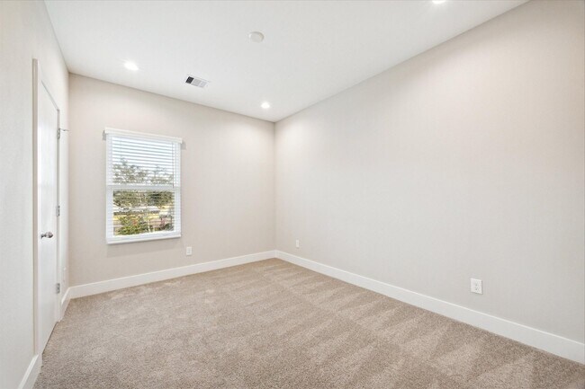 Building Photo - 8664 Easthaven Blvd