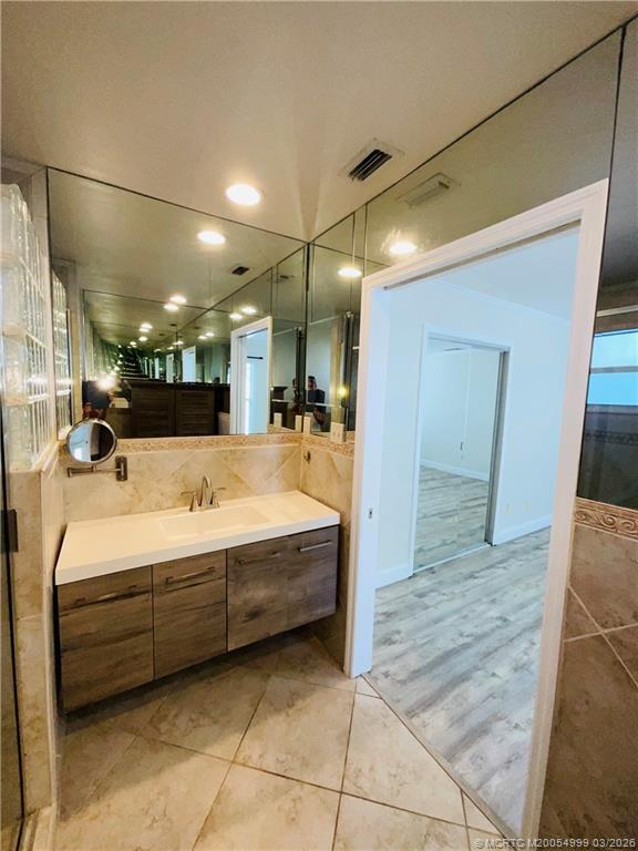 Building Photo - 2061 NE Hoya Calle