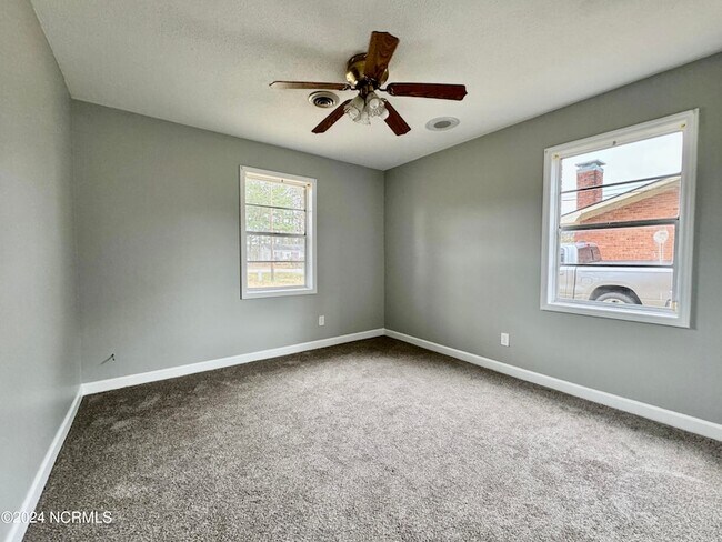 Building Photo - 526 W Thurman Rd