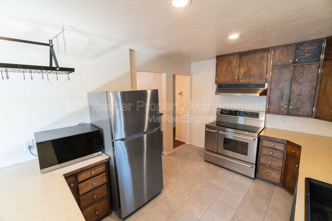 Building Photo - 4206 N Oak St