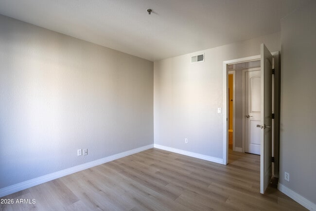 Building Photo - 2025 E Campbell Ave