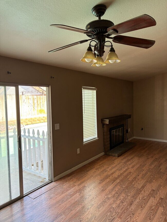 Building Photo - 3 Bedroom 2 Bath with Pool