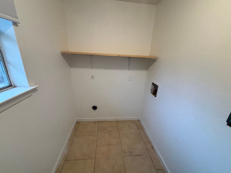 Building Photo - 224 Duke Dr