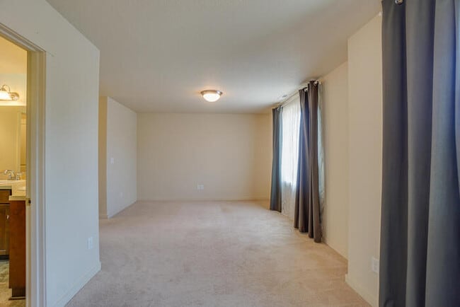 Building Photo - THREE BEDROOM HOUSE