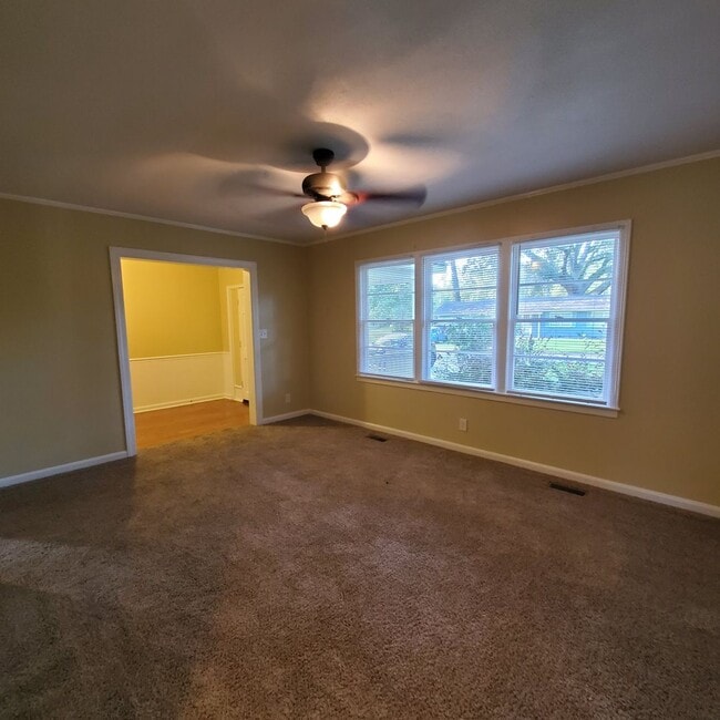 Building Photo - Charming and Updated 3-Bedroom Home with S...