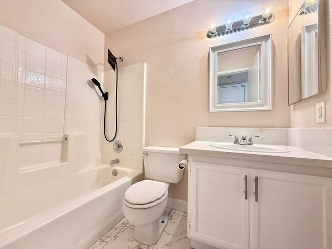 Building Photo - Beautiful single story,3 bedroom 2 bath home in 89142