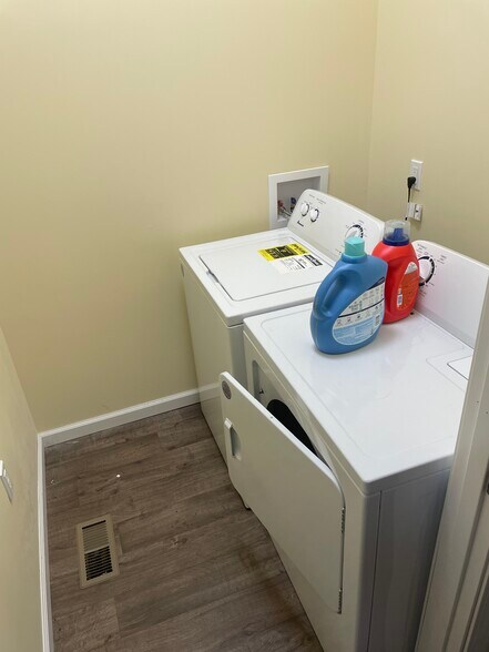 Building Photo - 1909 Greenbush St