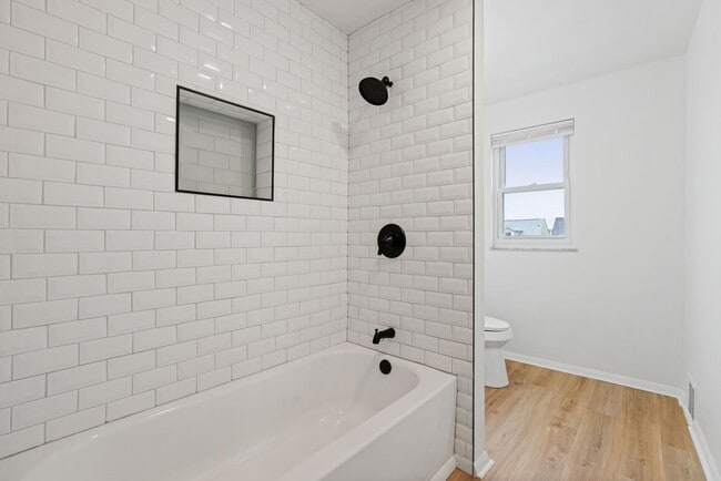 Building Photo - 2 bed 1 bath - all updated, central air, laundry, great location