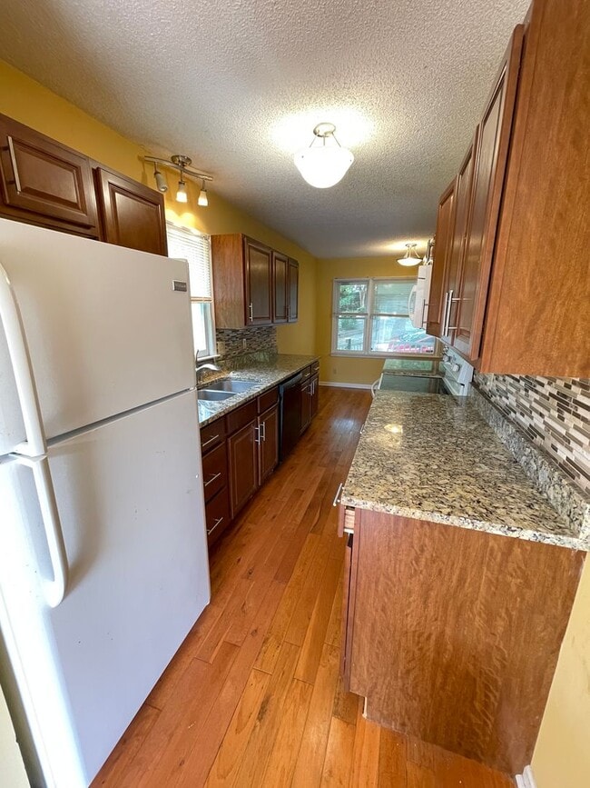 Building Photo - Inviting, updated 4br 3.5ba duplex w/ park...