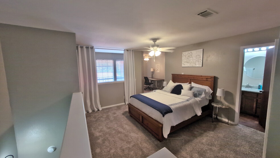 Building Photo - 1305 W Villa Maria Rd