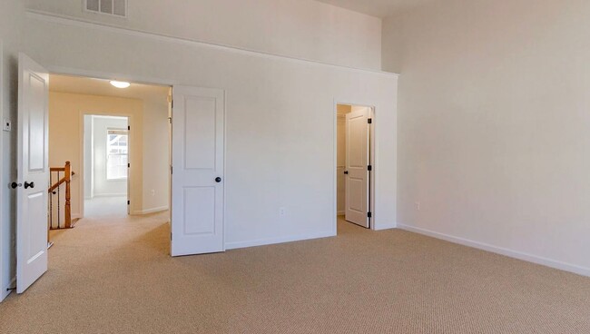 Building Photo - Stunning 3 Level, 3 Bed 3.5 Bath Townhome ...