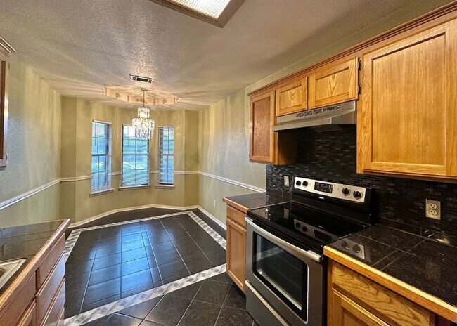 Building Photo - Thoughtfully Designed Home with Spacious Interior