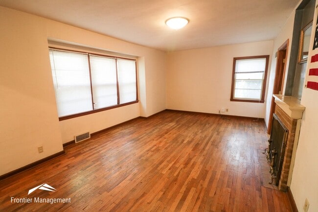 Building Photo - Awesome 3 bedroom 1 bathroom home located close to Aggieville and Campus!