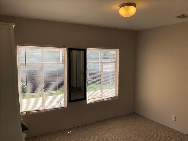 Building Photo - 1206 W 51st St