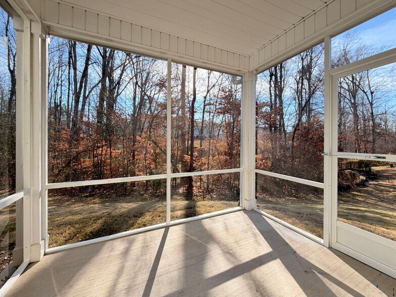 Building Photo - 400 Hazy Hills Ln