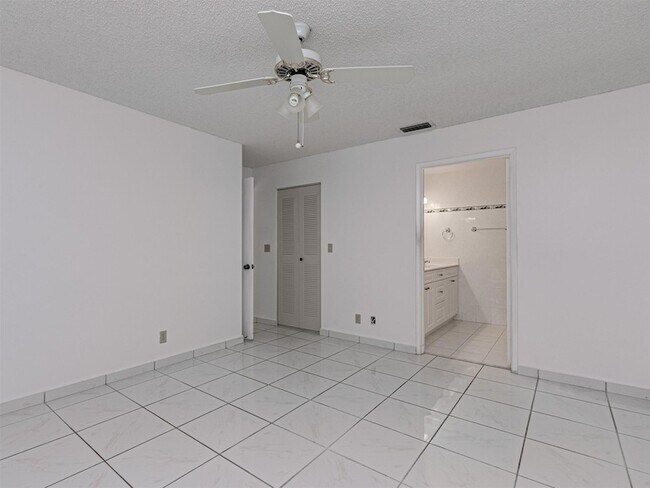 Building Photo - 556 Woodgate Cir
