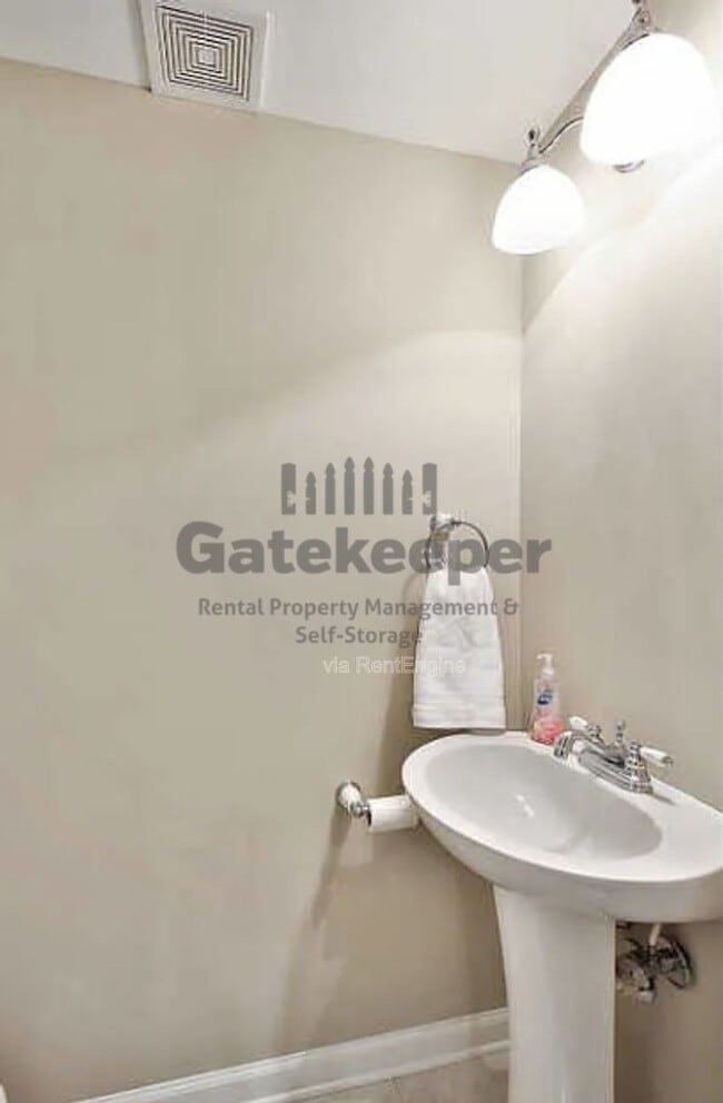 Building Photo - 115 Hidden Lake Dr