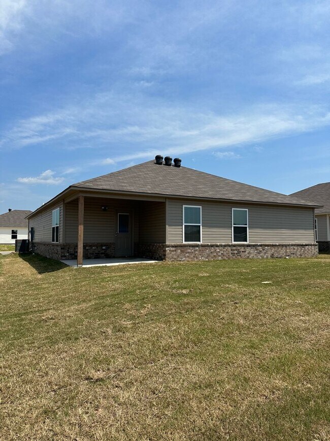 Building Photo - Now Pre-Leasing! | Discover This Charming 3-Bedroom, 2-Bath Home in Cypress Bend