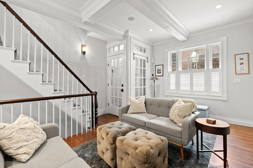 Building Photo - 7 Acorn St