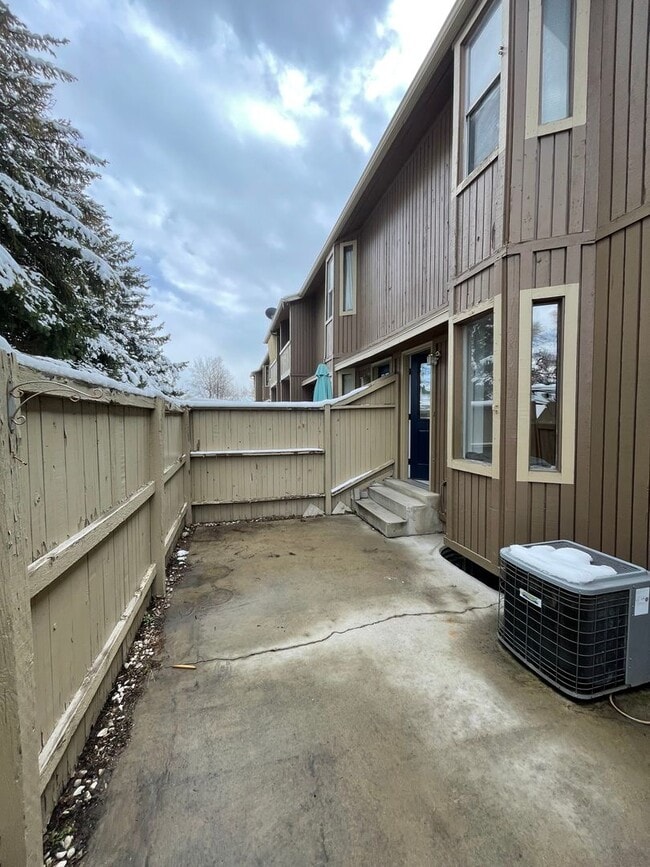 Building Photo - Townhome in Beautiful Gated community with...