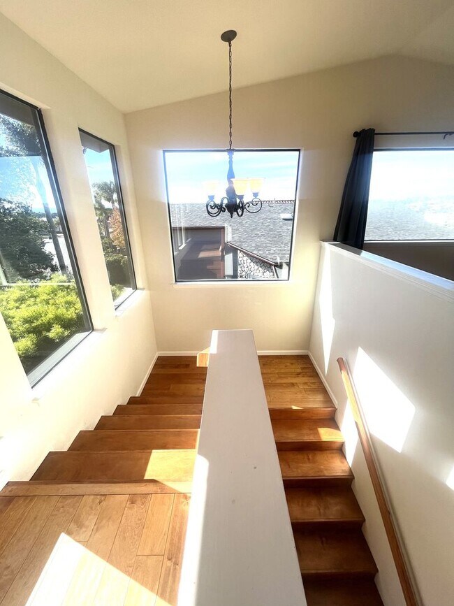 Building Photo - Charming 2-story home in Pismo Beach