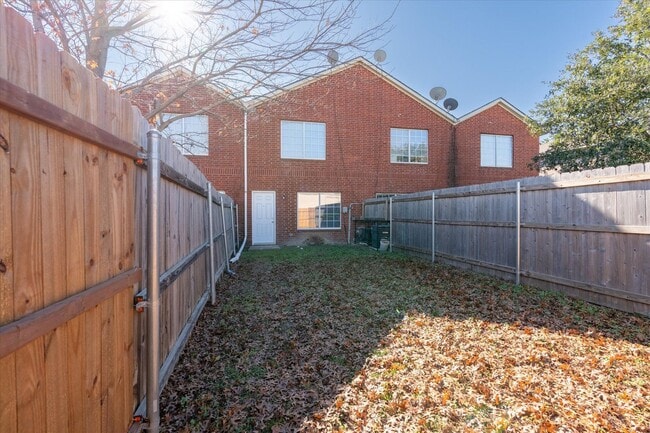 Building Photo - Newly Renovated 2-Story 3-Bedroom Property in Dallas - ($500 OFF the first month’s rent)