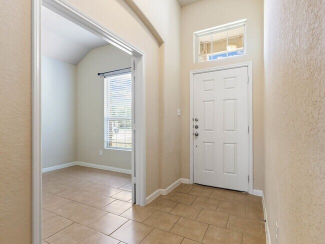 Building Photo - Charming Home Awaits: Spacious & Modern Li...