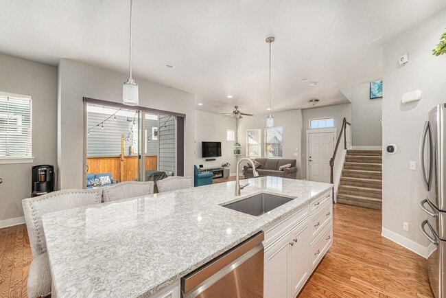 Building Photo - Gorgeous 4 bed 3.5 bath Home Available in ...