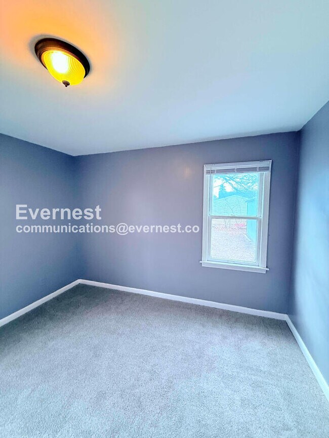 Building Photo - 3 Bed/1 Bath Home with Detached Garage / Vouchers Accepted / Available Now!