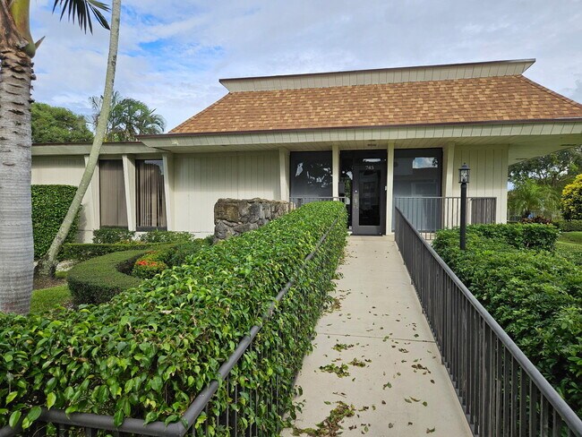 Building Photo - 900 Greensward Ln