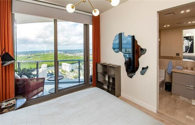 Building Photo - 15701 Collins Ave