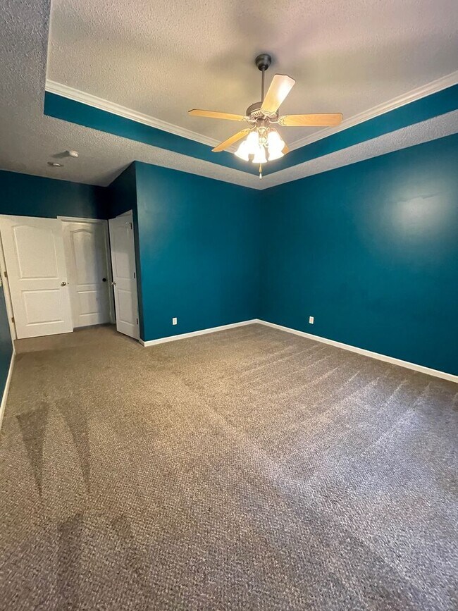 Building Photo - Rare Find in Henderson Golf Community!