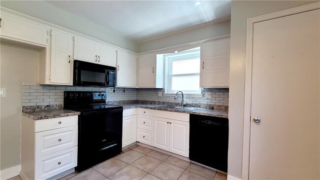 Building Photo - 14025 N Everest Ave