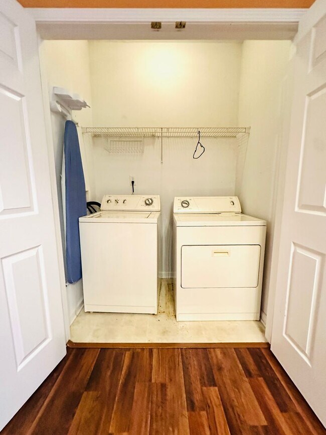 Building Photo - Updated 2 story townhome in Park Duvalle- Section 8 accepted