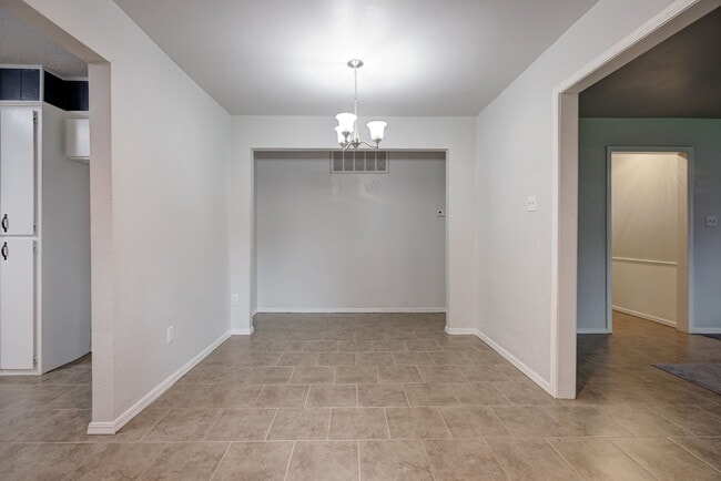 Building Photo - 1707 Ridgemont Cir