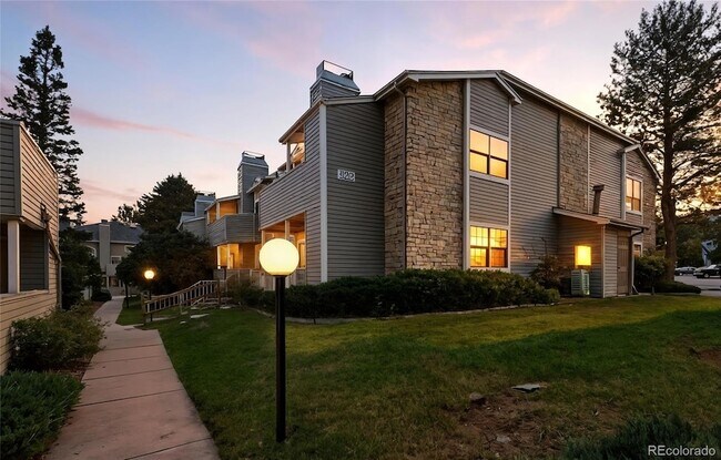 Building Photo - 922 S Walden St