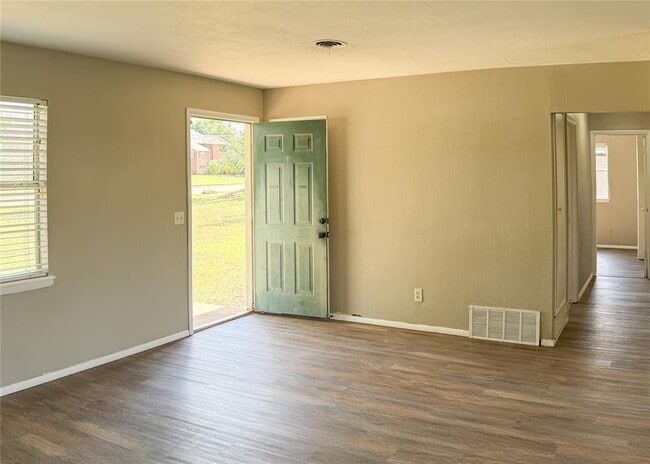 Building Photo - 817 S Kelly Ave