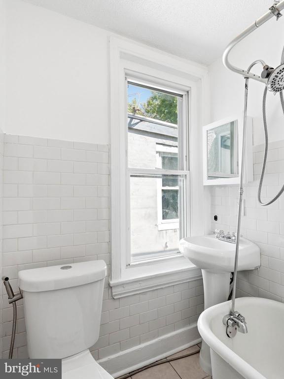 Building Photo - 1831 E Clementine St