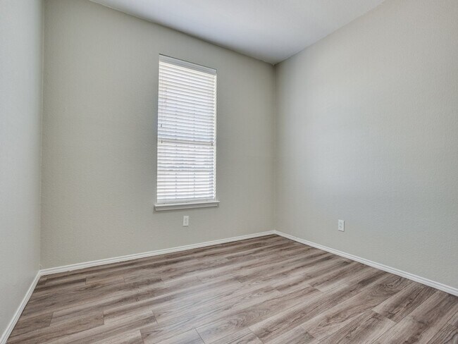 Building Photo - 220 Peach Tree Dr